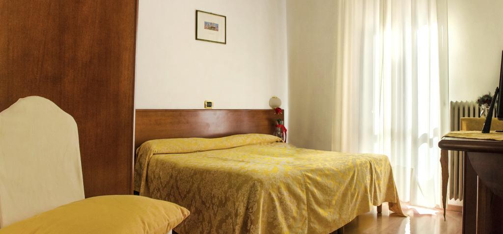 אלסנדריה Domus Hotel מראה חיצוני תמונה